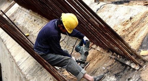 勞動(dòng)節(jié)里的筑夢身影 浙江仙居大橋建設(shè)工地施工忙